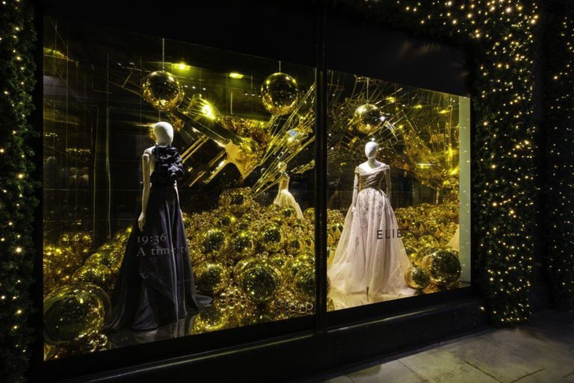 Витрины лондонского магазина Харродс перед Рождеством 2020