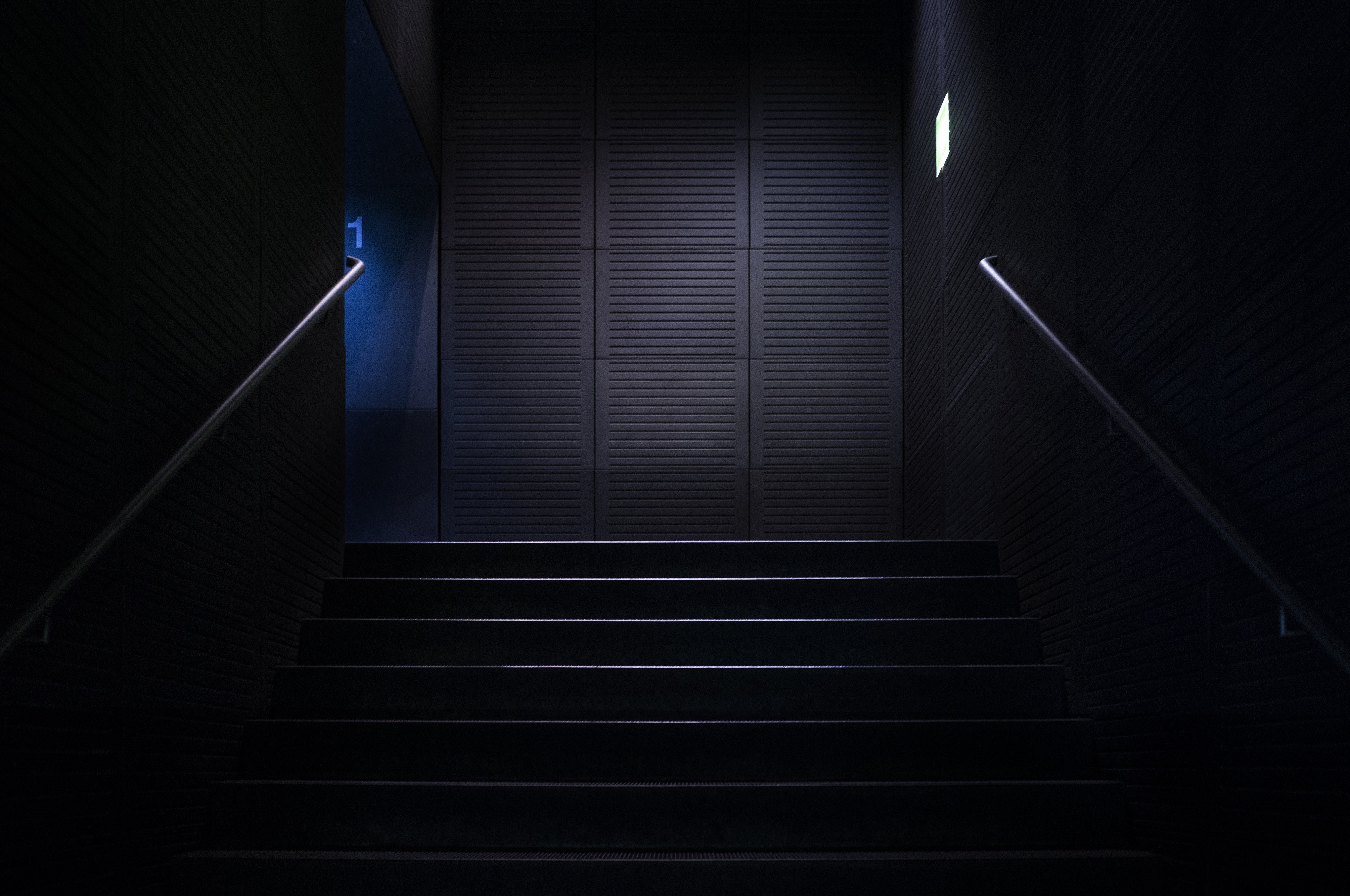 Lighting up the dark. Темная лестница. Темное помещение. Темный коридор. Свет в темной комнате.