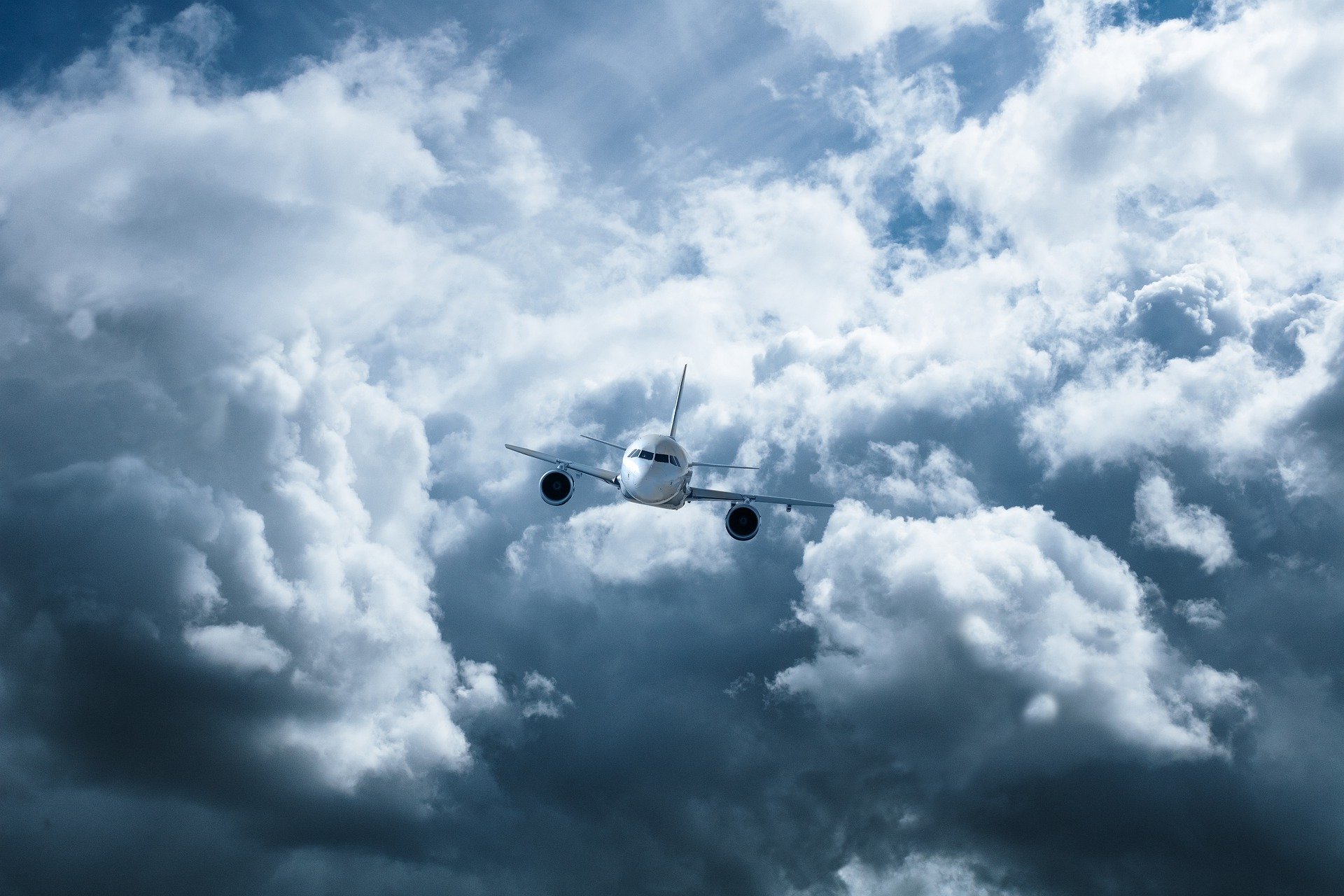 Как называется полет самолетов. Самолет в небе. Самолет в облаках. Красивый самолет. Красивый самолет в небе.
