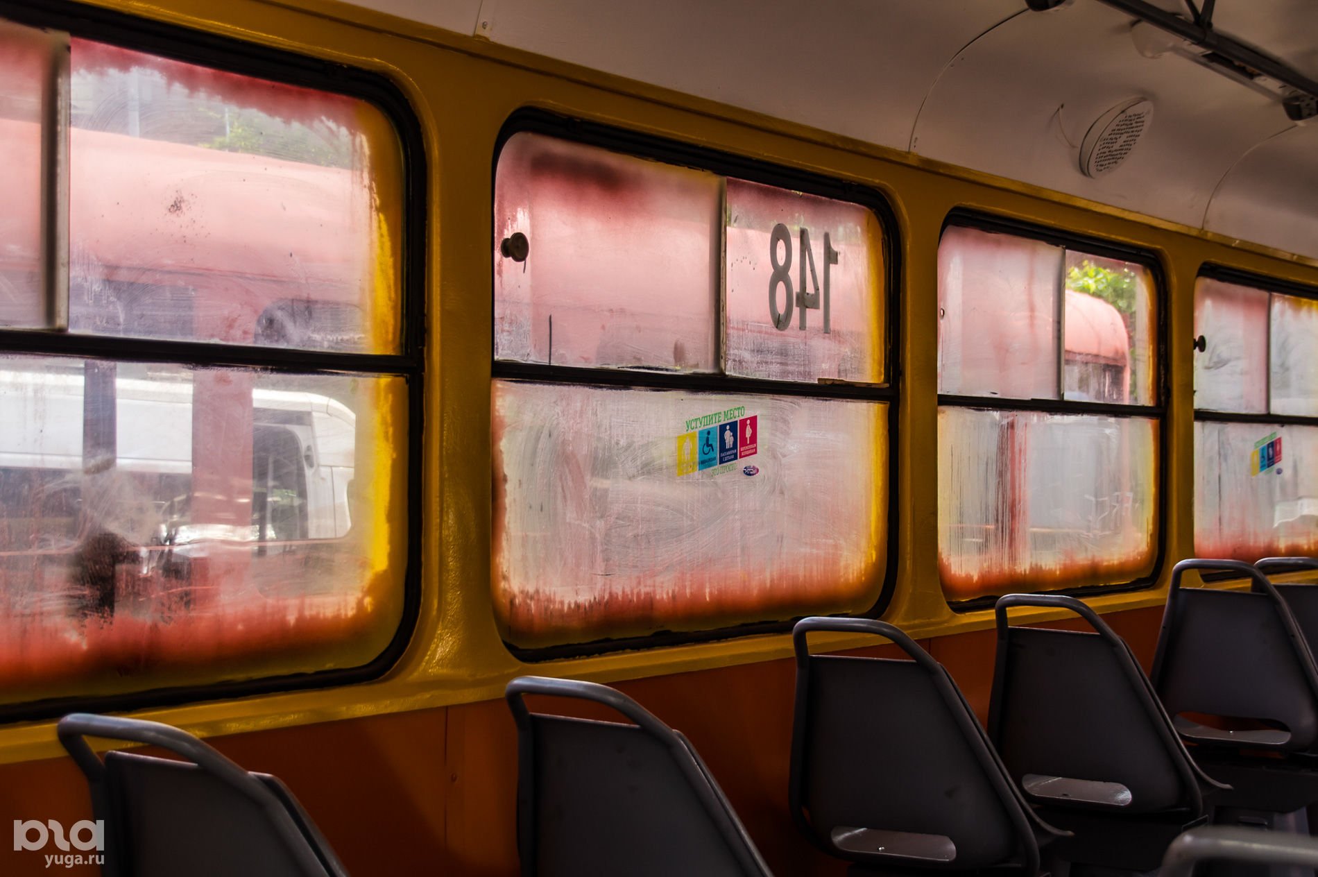 Как открыть окно в автобусе. Трамвай внутри. Окно автобуса. Окно трамвая. Автобус внутри окно.