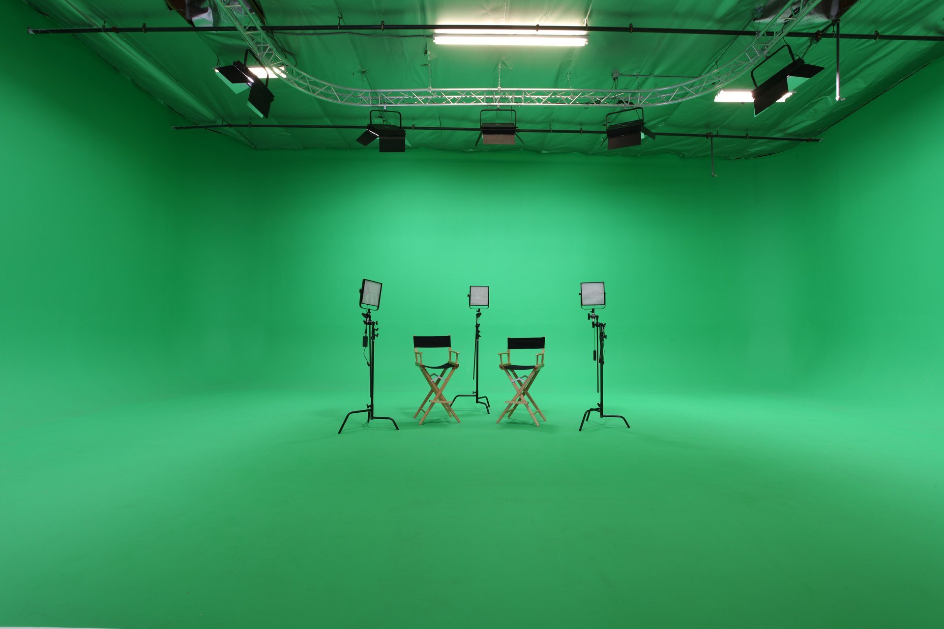 Зеленый экран камеры. Хромакей 4 на 4. Съемочный павильон «студия 89,9». Хромакей зеленый студии Blue. Грин скрин хромакей.