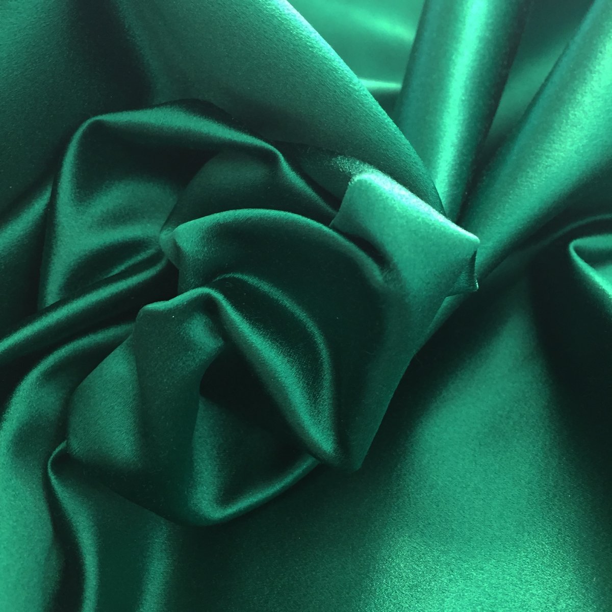 Ткань зеленая с цветами. Атлас Дюпон. Изумрудный. Дюпон ткань изумрудный. Атлас Дюпон. Мятный. Шелк атласный зеленый изумрудный.