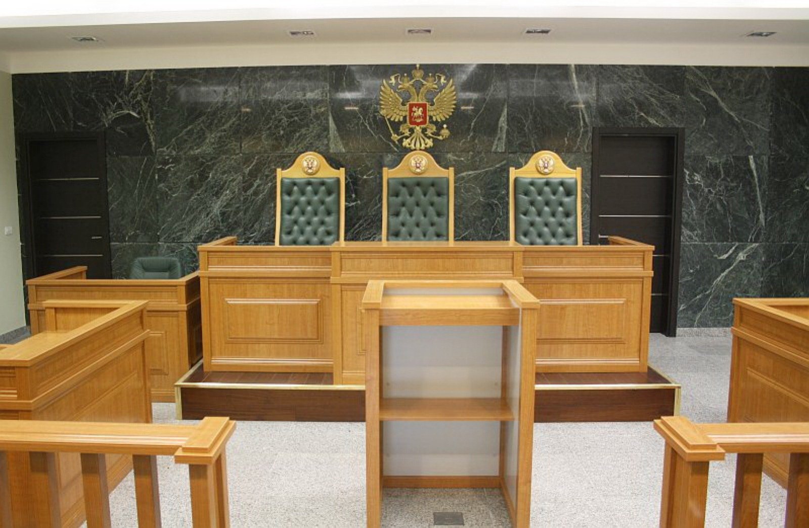 Судебно каб. Зал заседания суда. Мебель для судебных заседаний. Мебель для зала судебного заседания. Мебель для залов судебных заседаний.