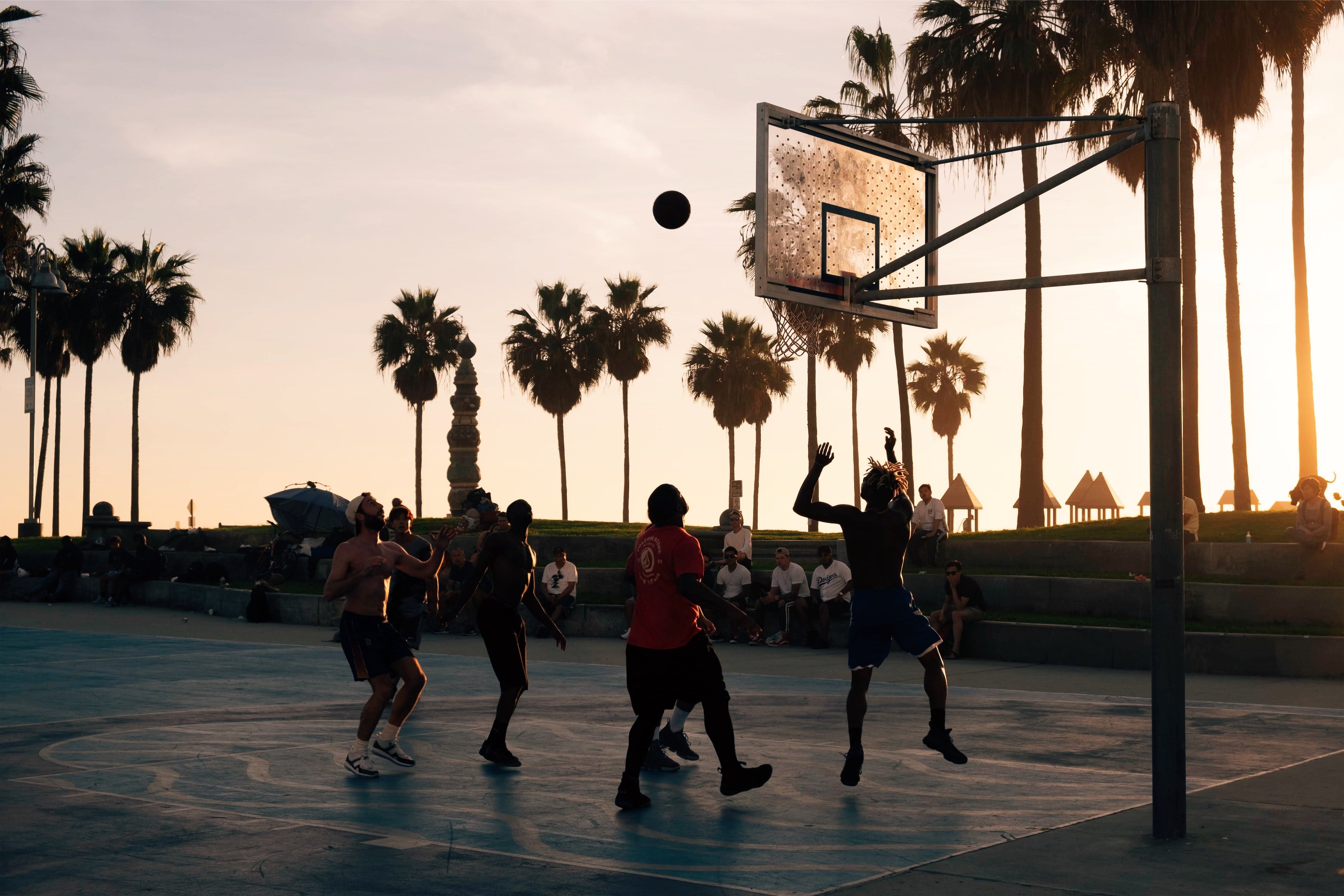 Игра в уличный баскетбол. Венис Бич баскетбольная площадка. Венис Бич баскетбольный корт. Венис Бич Лос Анджелес стритбол. Лос Анджелес Эстетика.