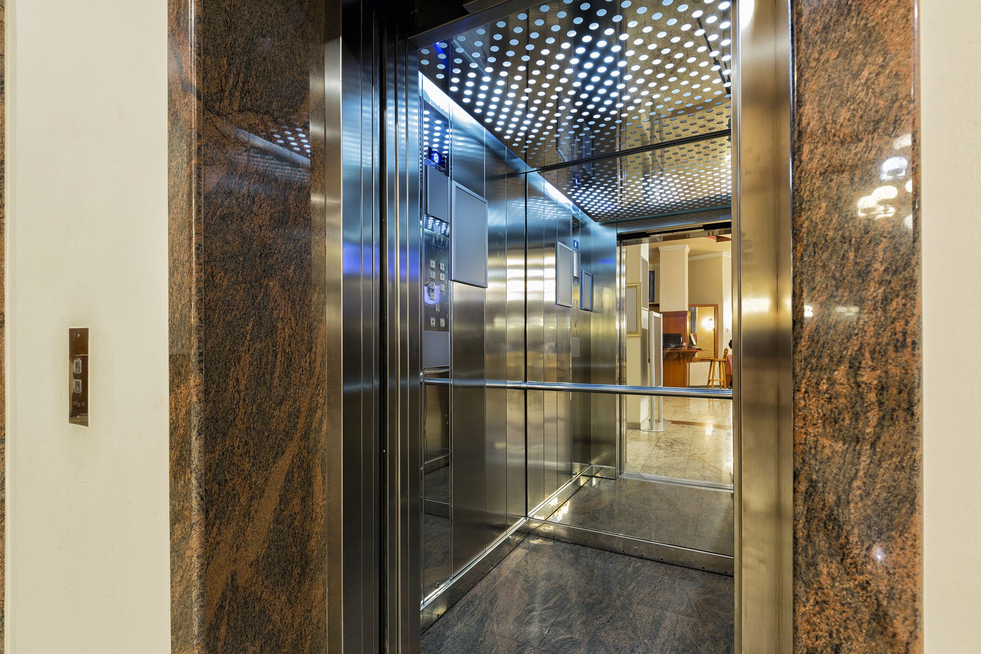Зеркальный лифт