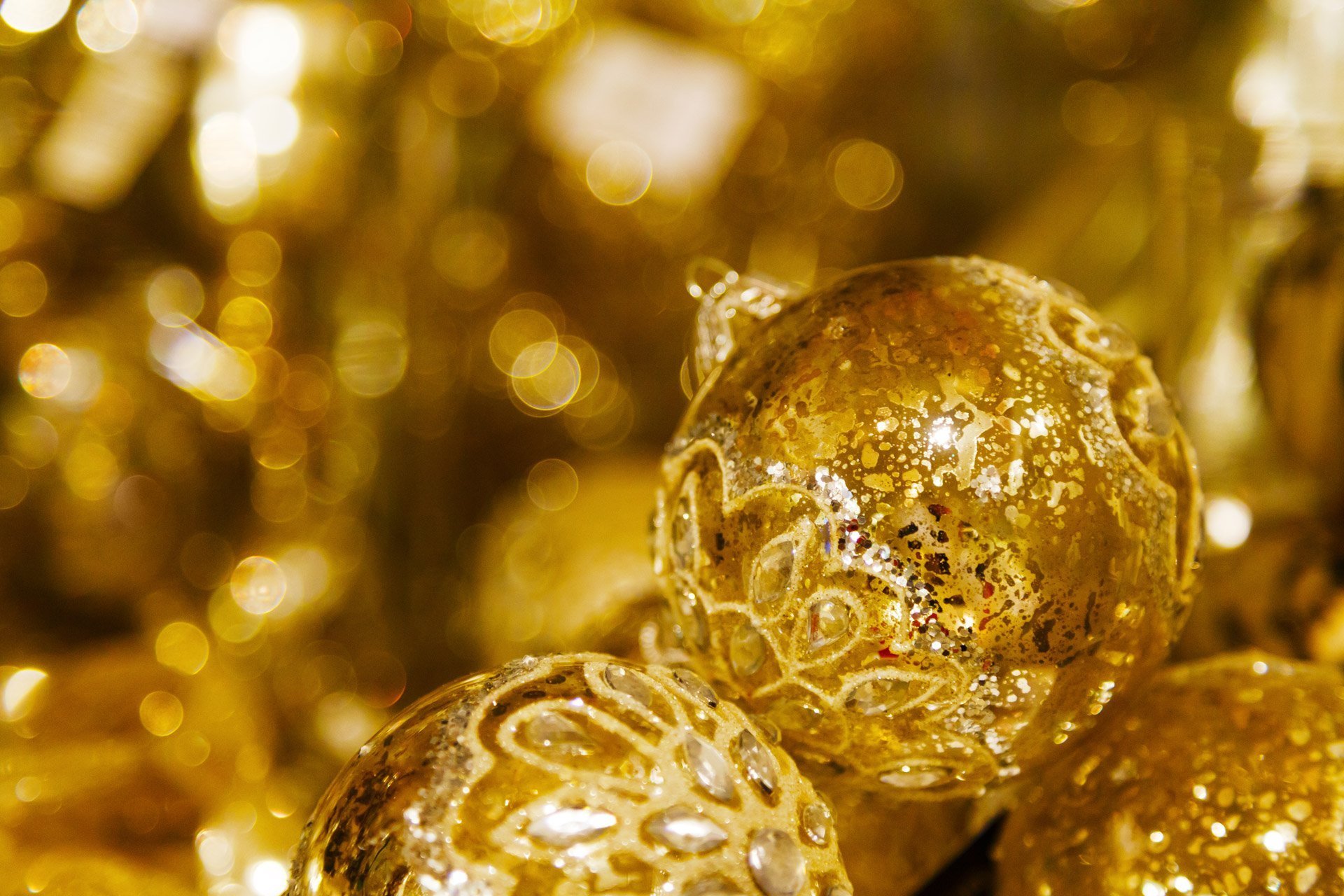 Golden new. Новогодние шары золотые. Золотые новогодние игрушки. Золотые шарики на елку. Новогодний фон.
