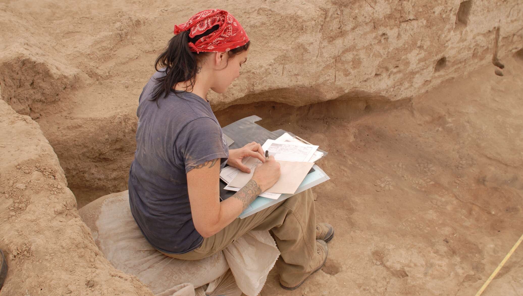 Археолог картинка. Археолог. Археологические раскопки. Женщина археолог.