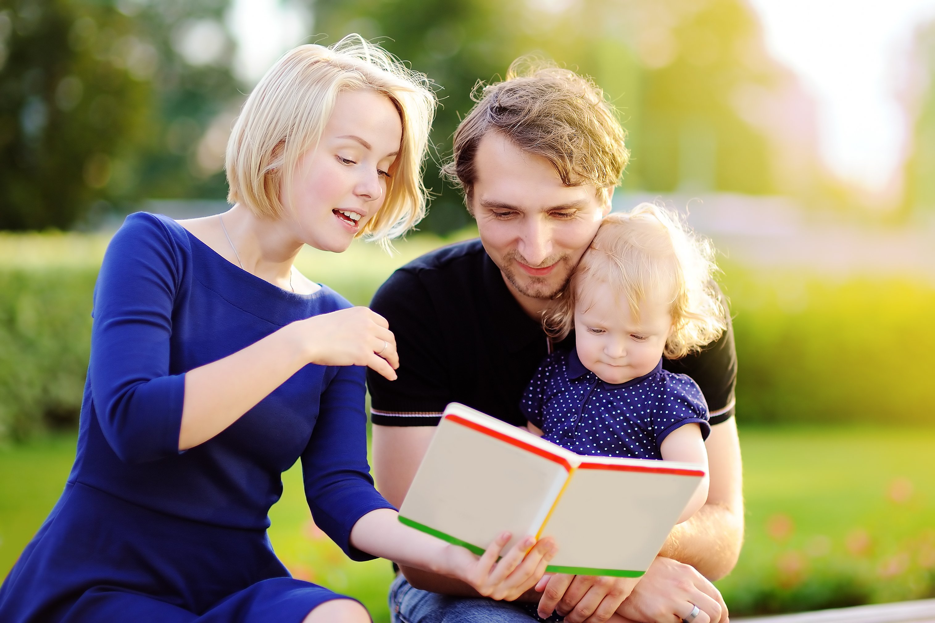 Книга молодой семьи. Книги о семье. Семейное чтение. Дружим с книгой всей семьей. Книжка семья.