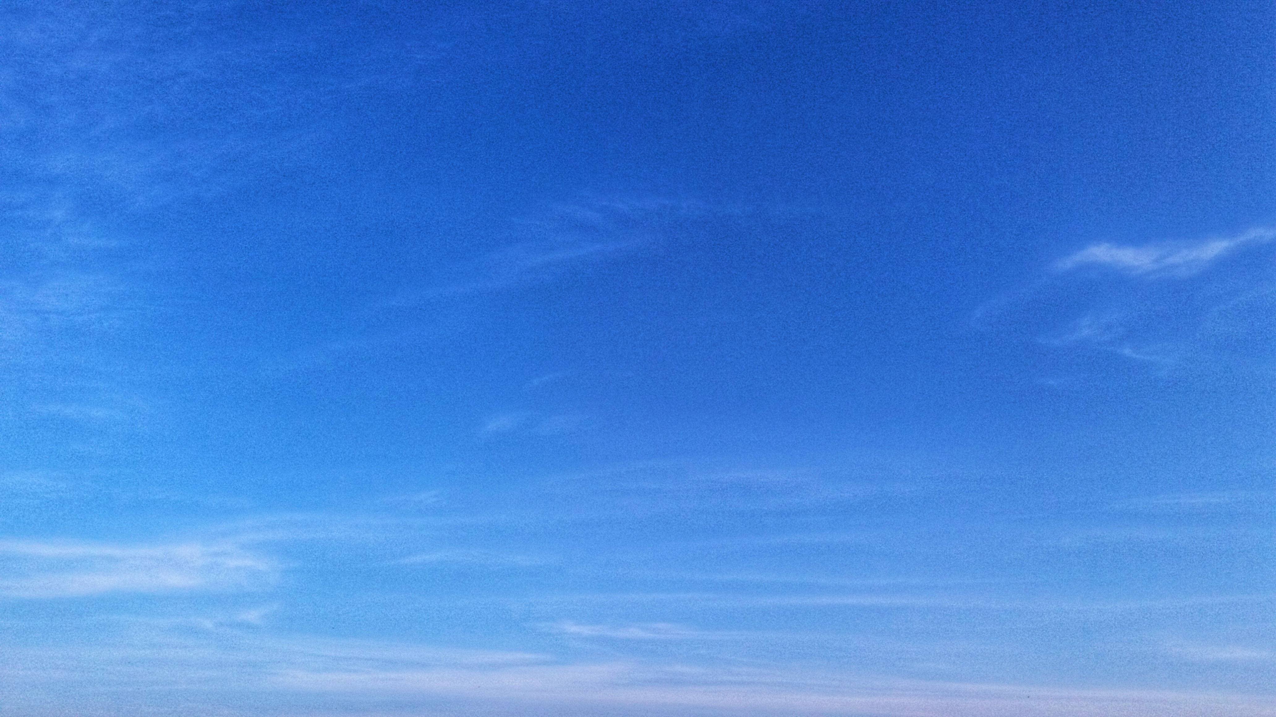 В оконной раме голубеет квадратик чистого неба. Безоблачное небо. Голубое небо. Чистое небо без облаков. Голубое небо с облаками.