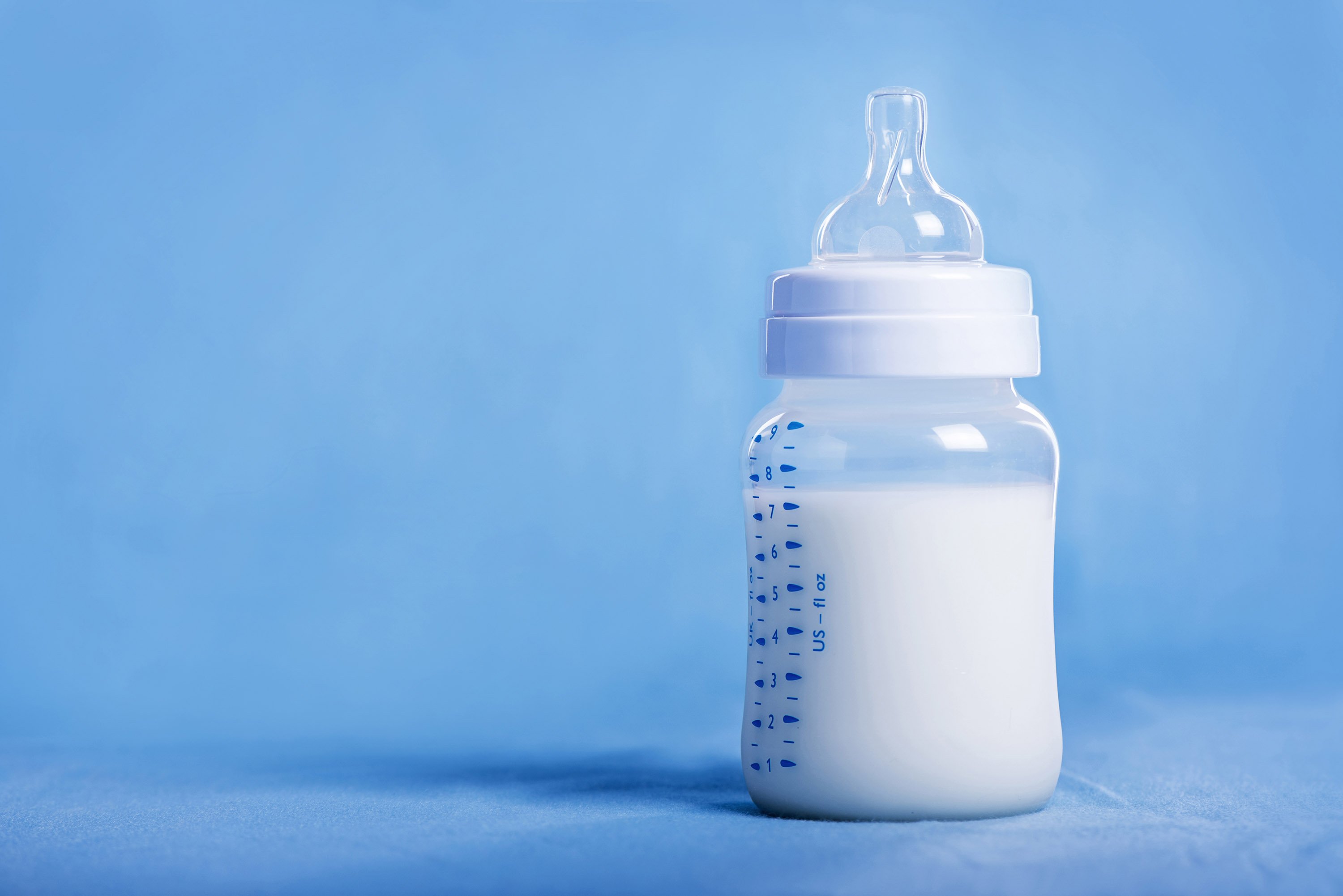 Бутылочки плачь. Ребенок с бутылочкой молока. Детская бутылка. Бутылка для смеси молока. Детская бутылочка для молока.