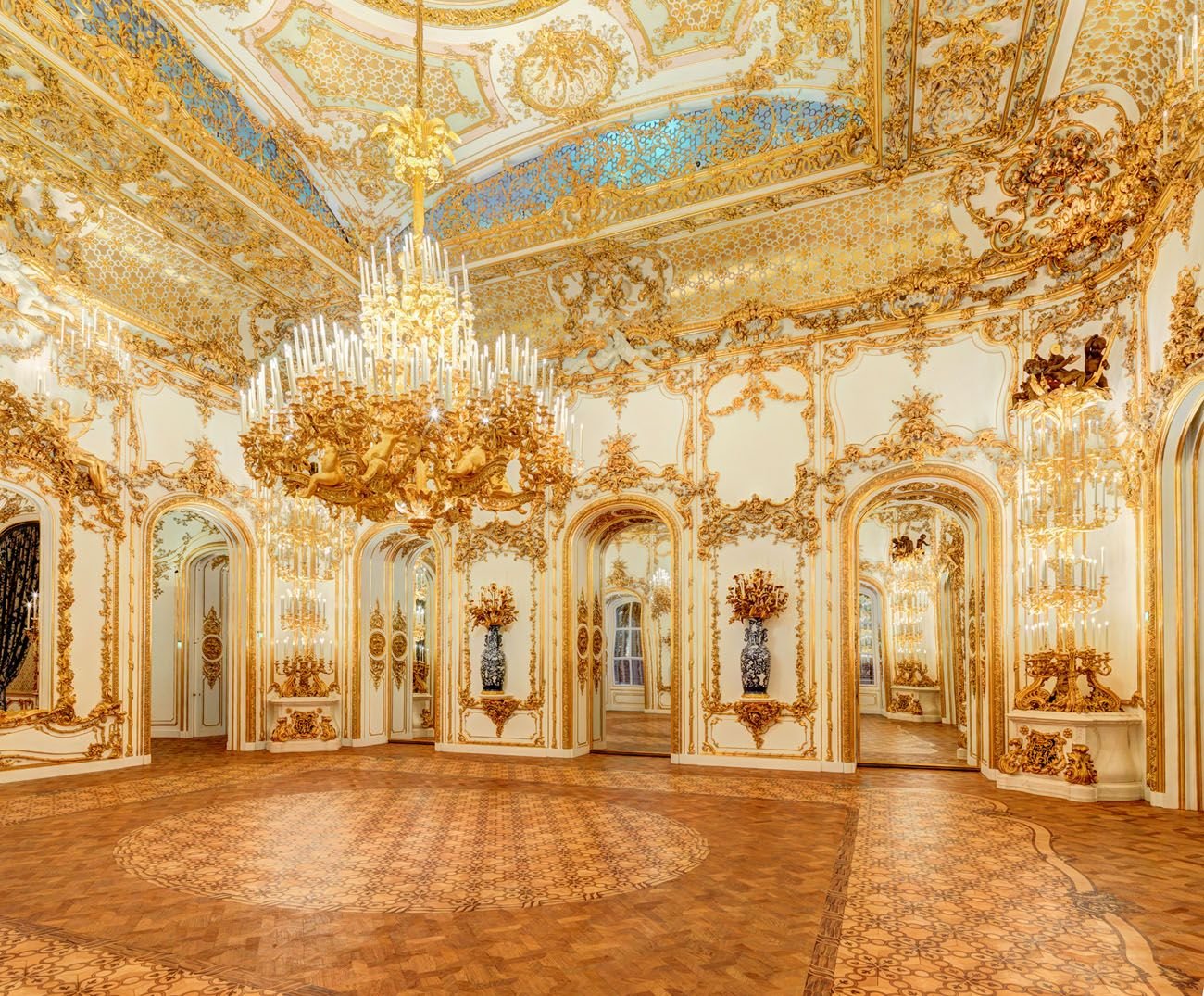 Картинка залы. Особняк Хлудова бальный зал. Королевский бальный зал Версаль. Бальный зал 19 век. Елагин дворец бальный зал.