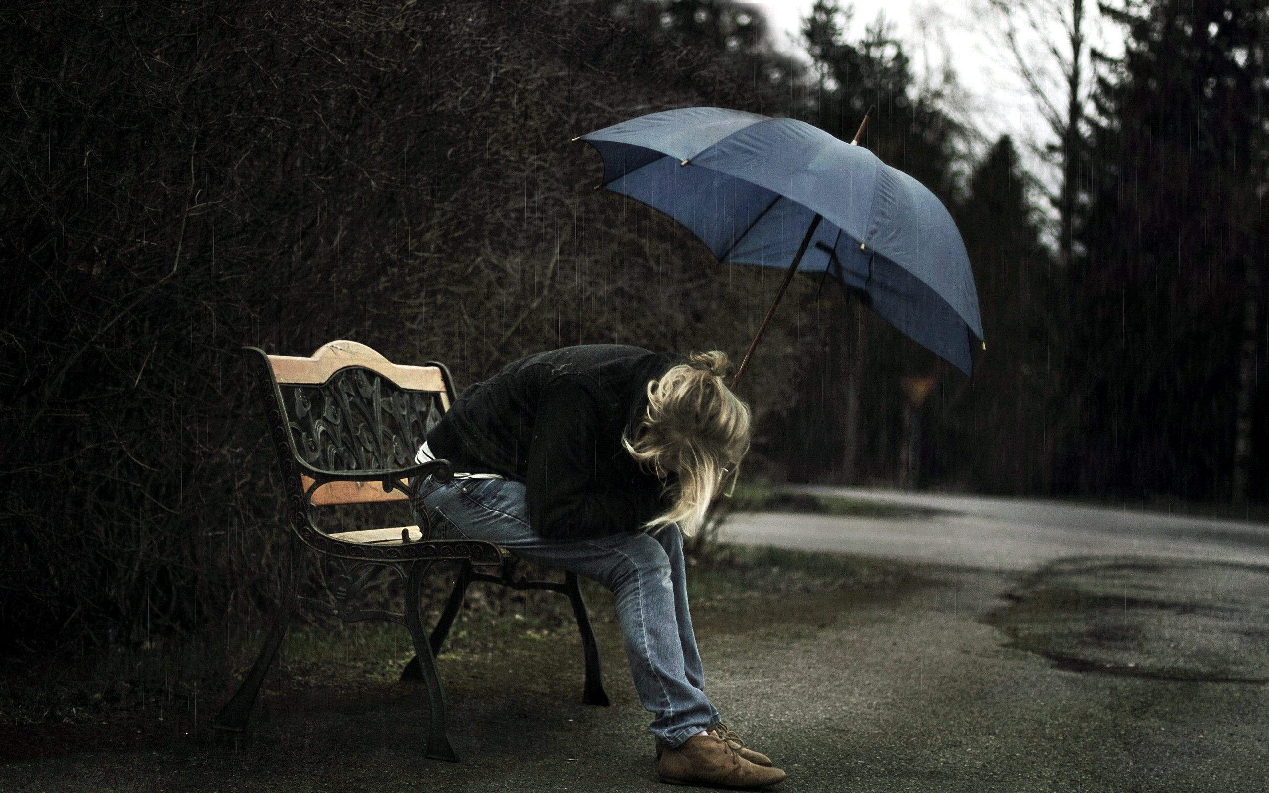 Зонтик сидит. Человек под дождем. Одинокая девушка под дождем. Дождь грусть. Девушка дождь.