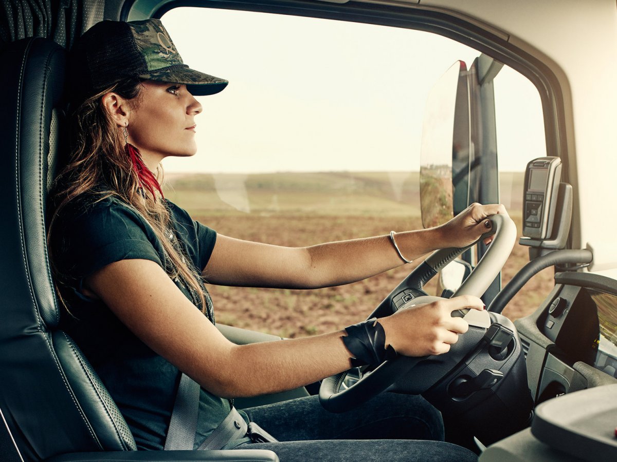 Женщина за рулем грузовика