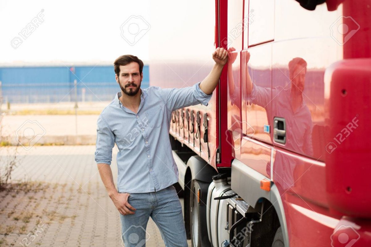 Человек стоит возле грузовика