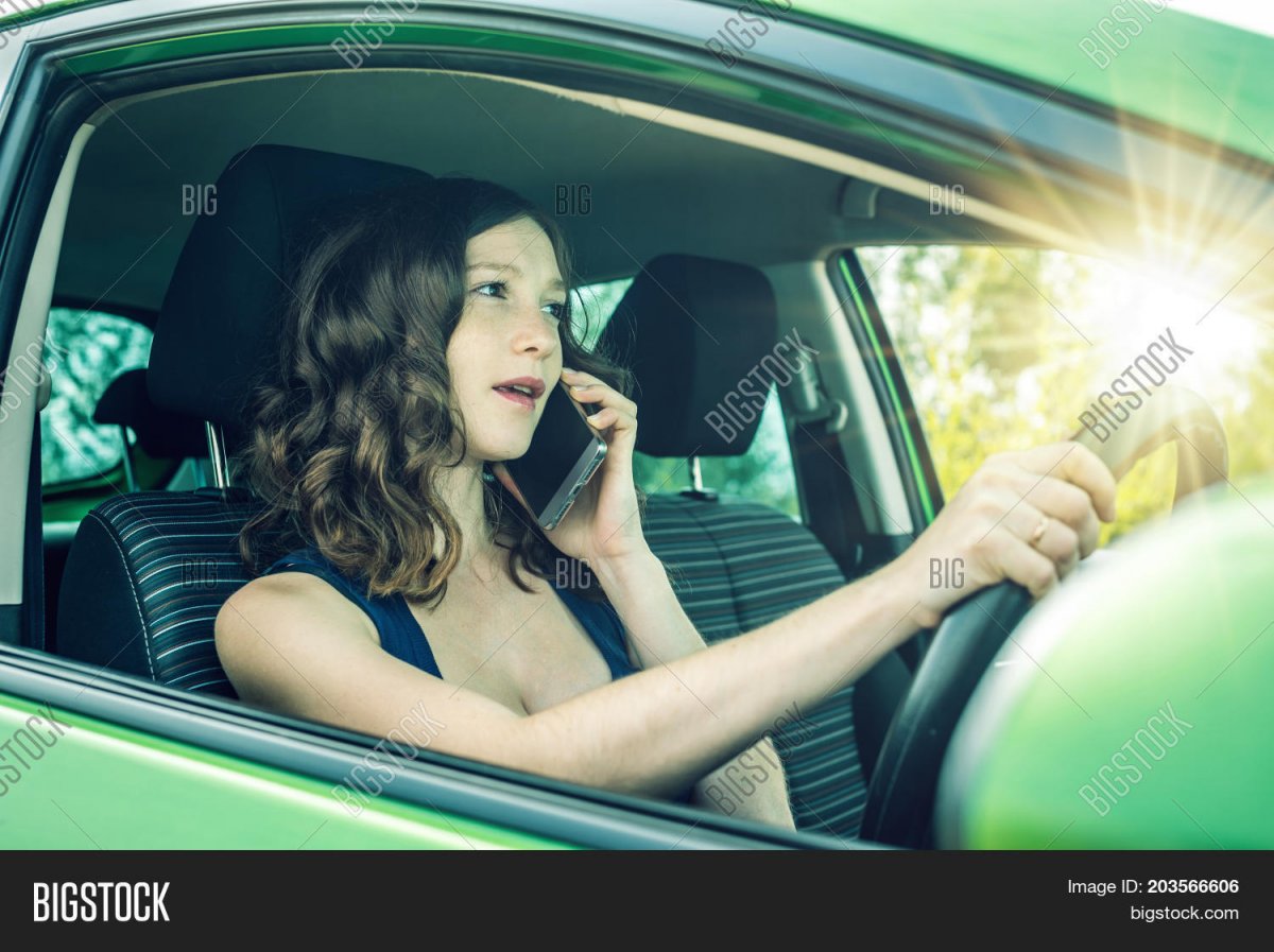Женщина отвлекает водителя
