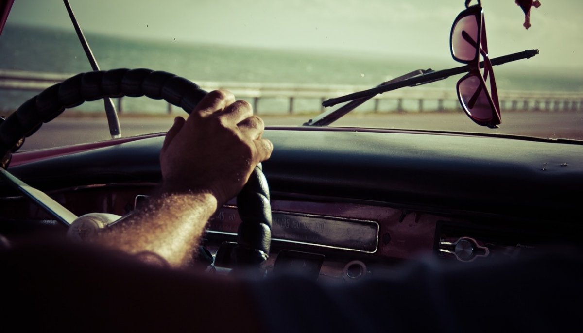 Парень в машине за рулем