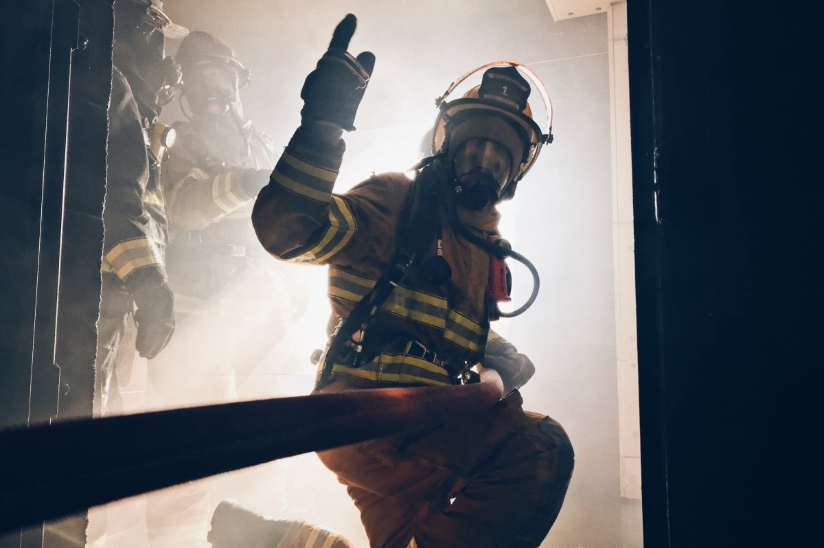 Пожарный со спины