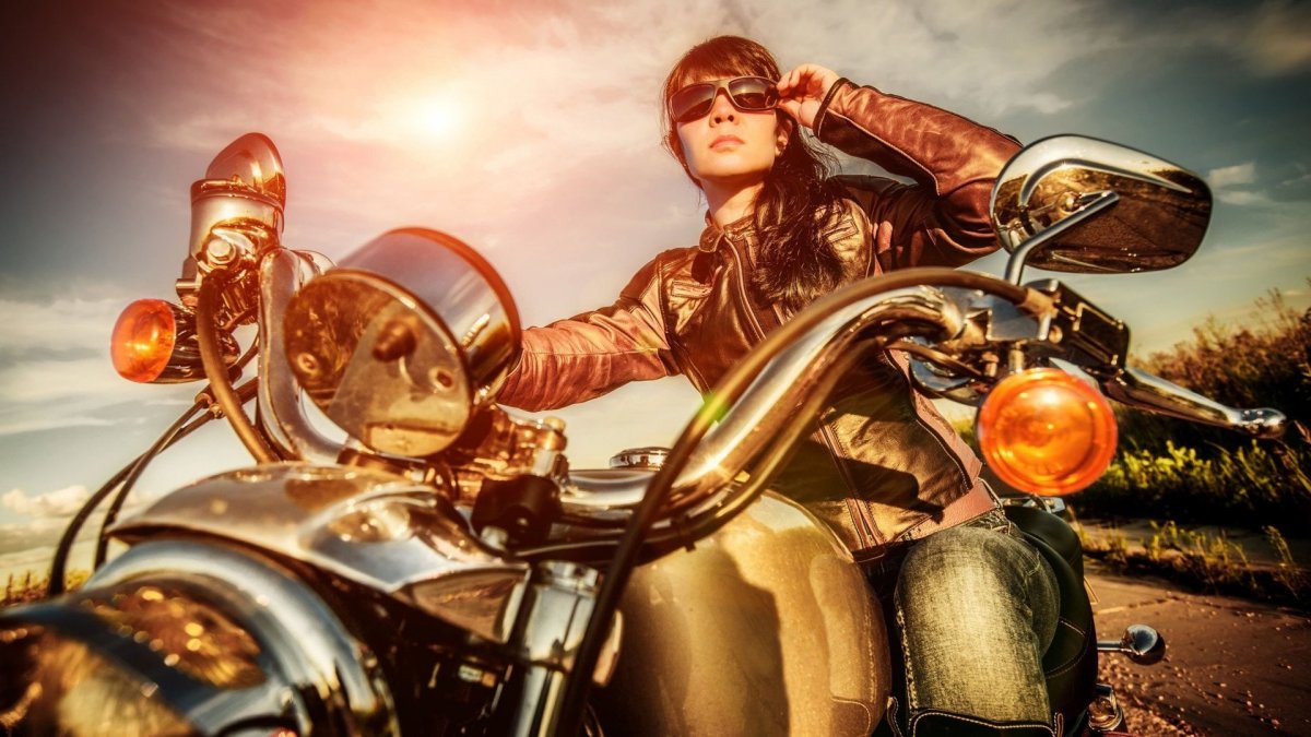 Девушка в очках на мотоцикле