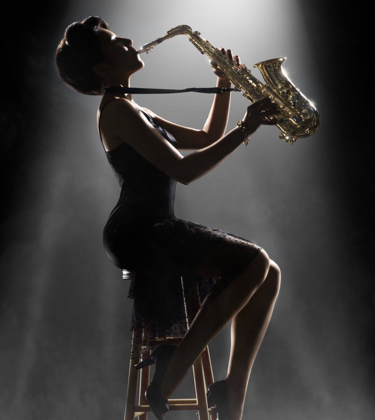 Женщина с саксофоном
