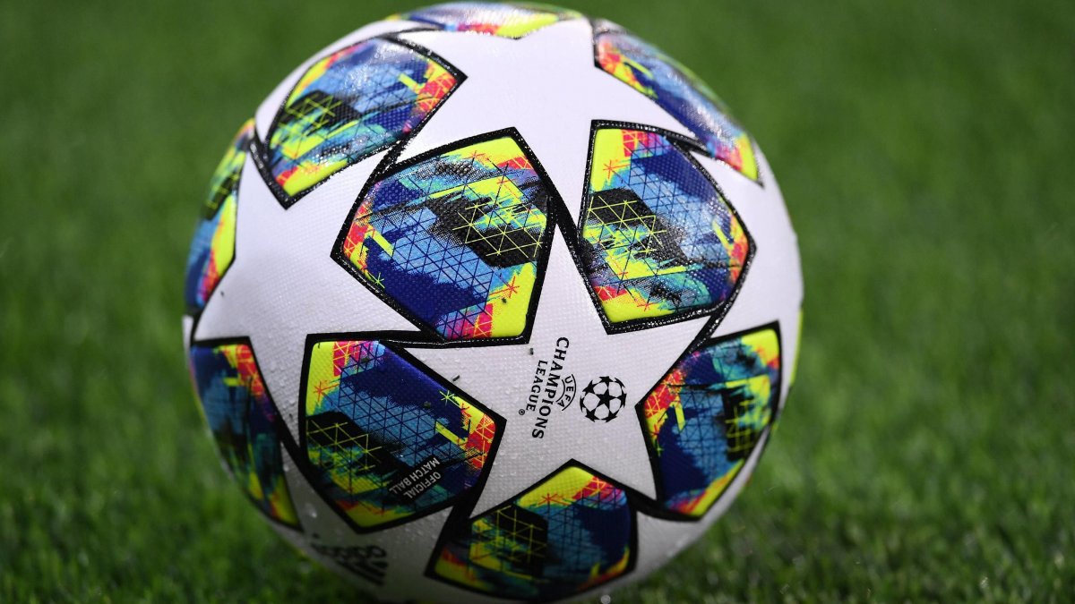 Мяч Лиги чемпионов Ювентус