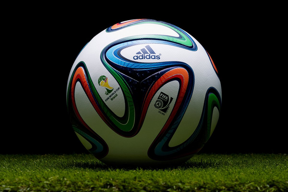 Футбольный мяч adidas Brazuca