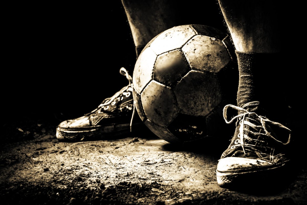 Старые бутсы и мяч