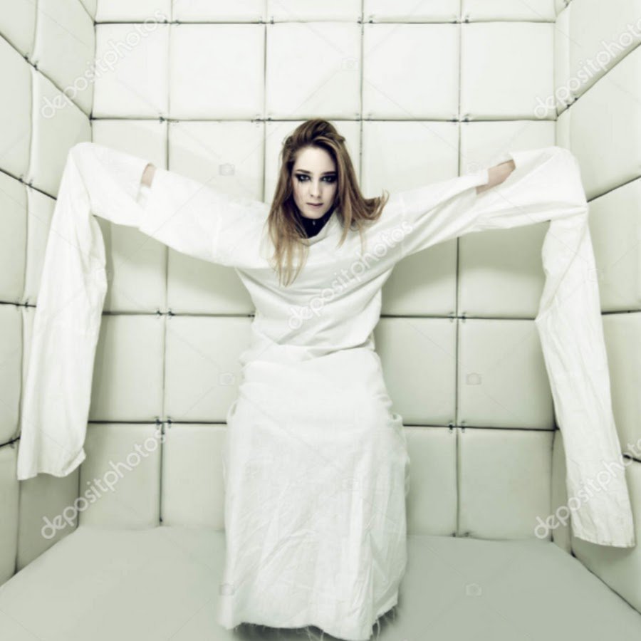 Девушка в смирительной рубахе