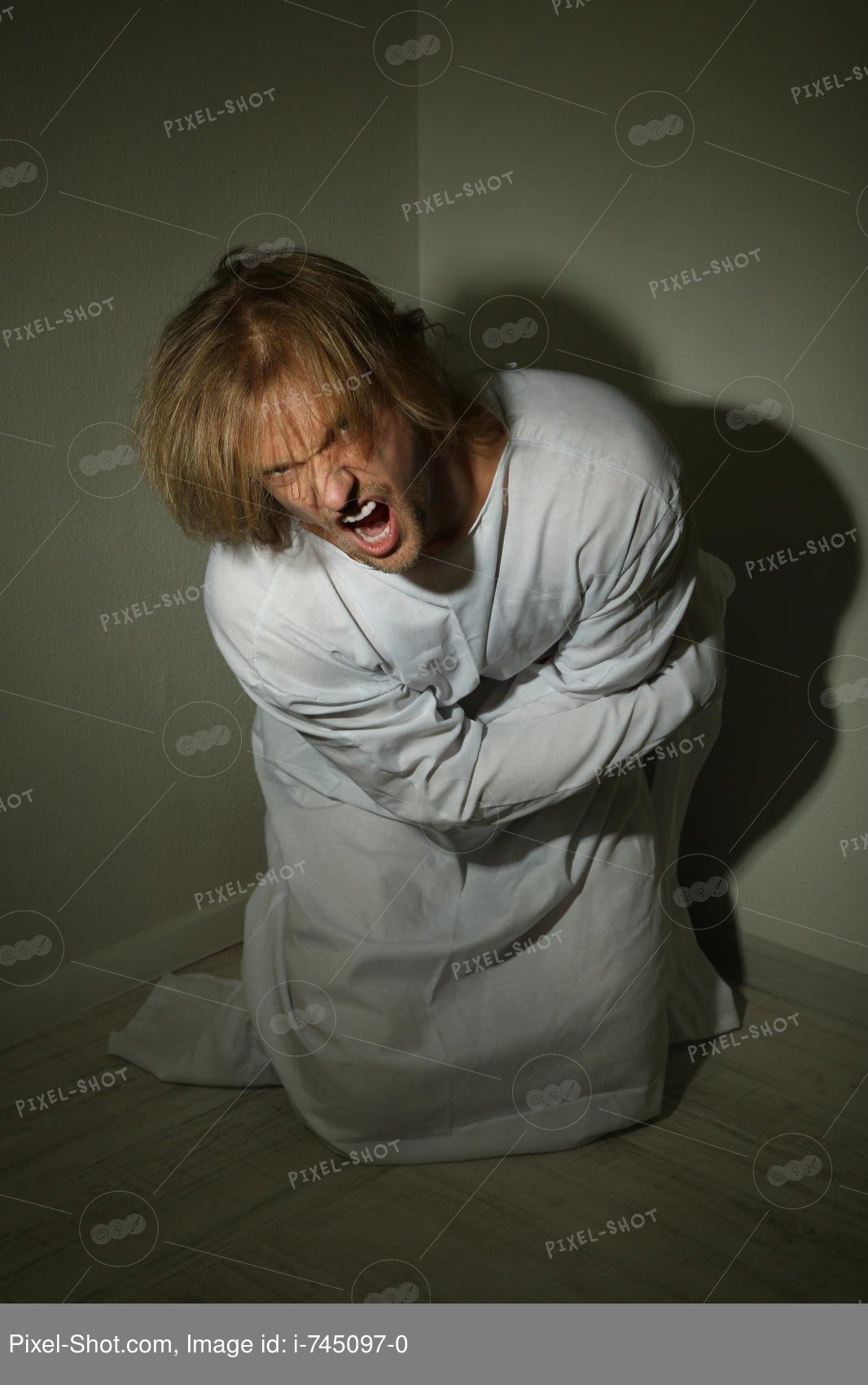 Псих в смирительной рубашке