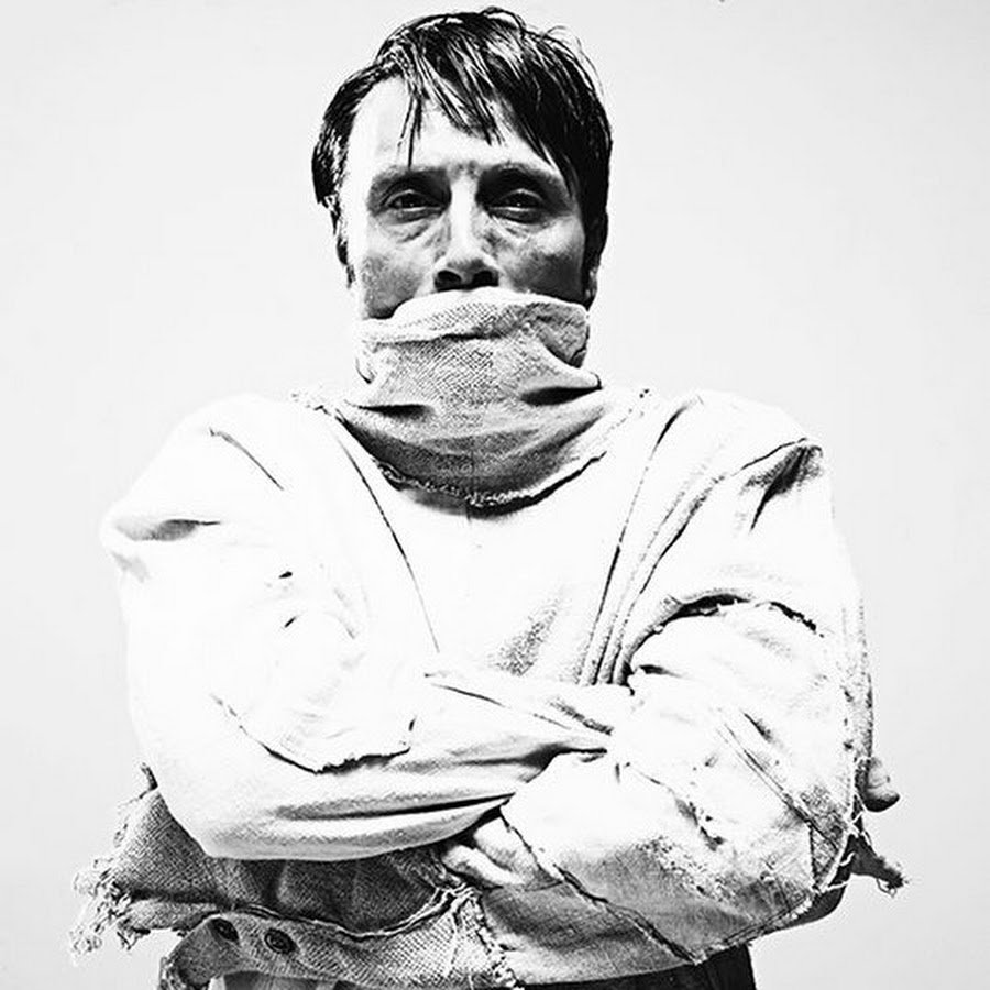 Мадс Миккельсен в смирительной рубашке