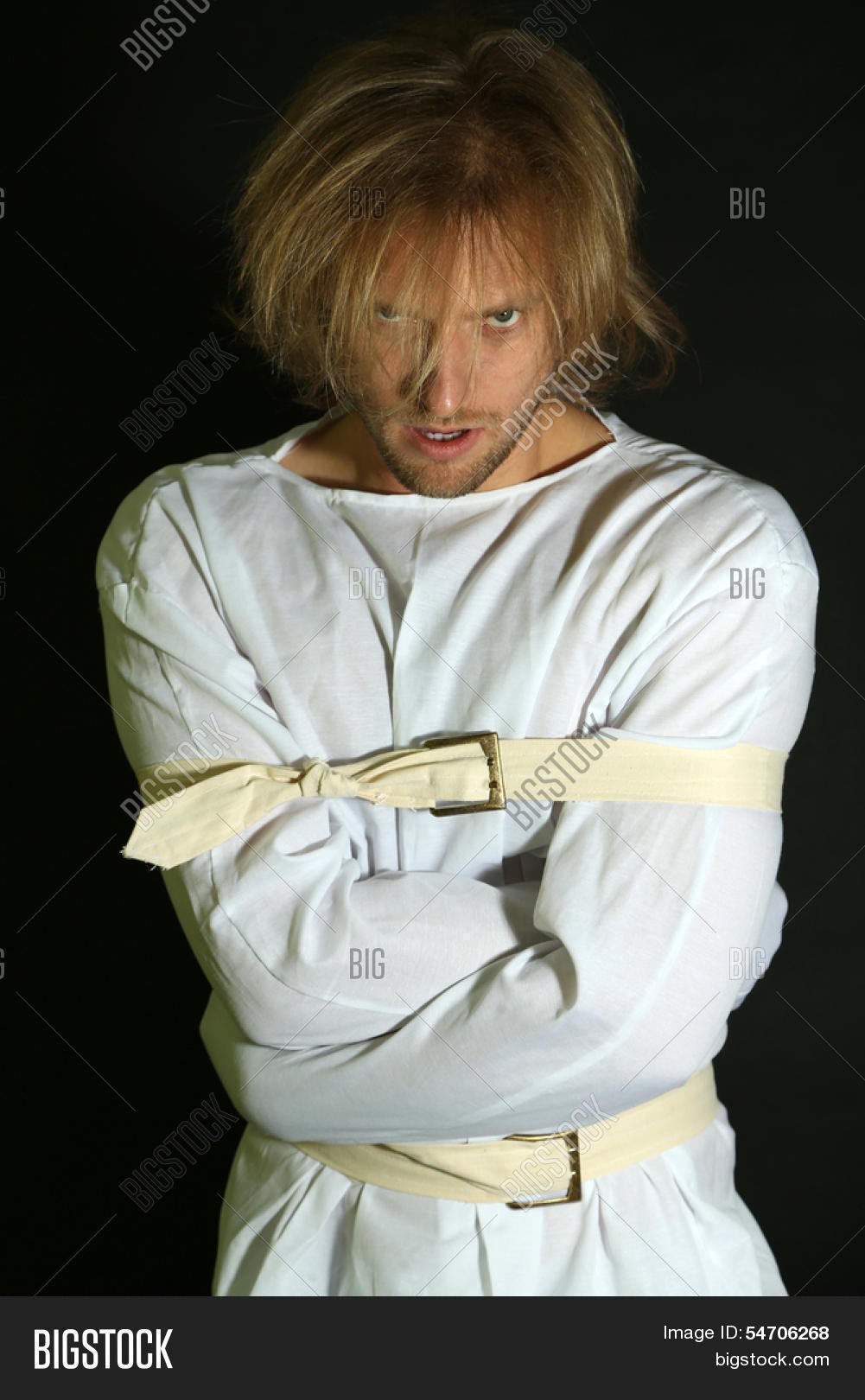 Черная смирительная рубашка