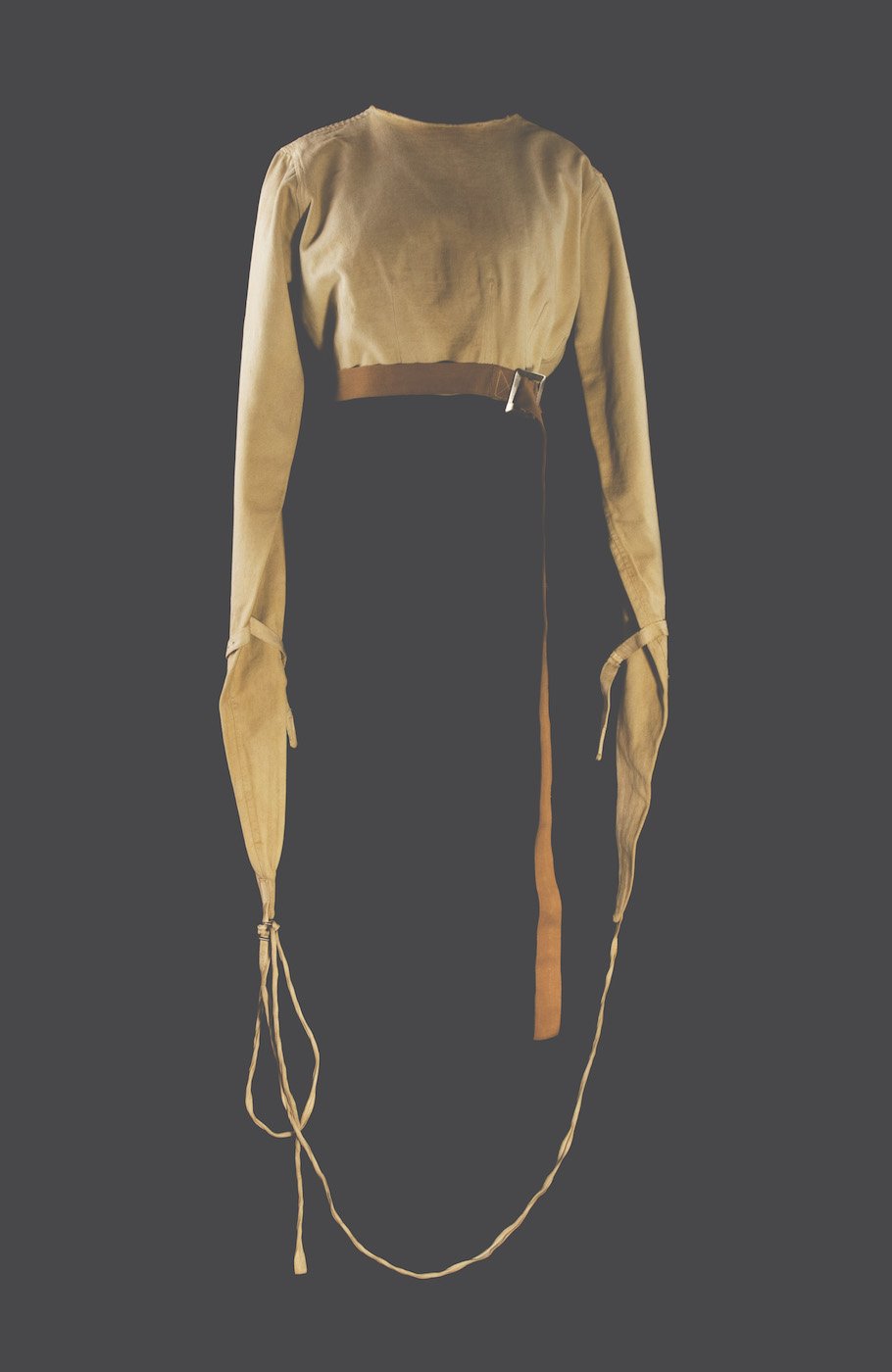 Смирительная рубашка развязанная