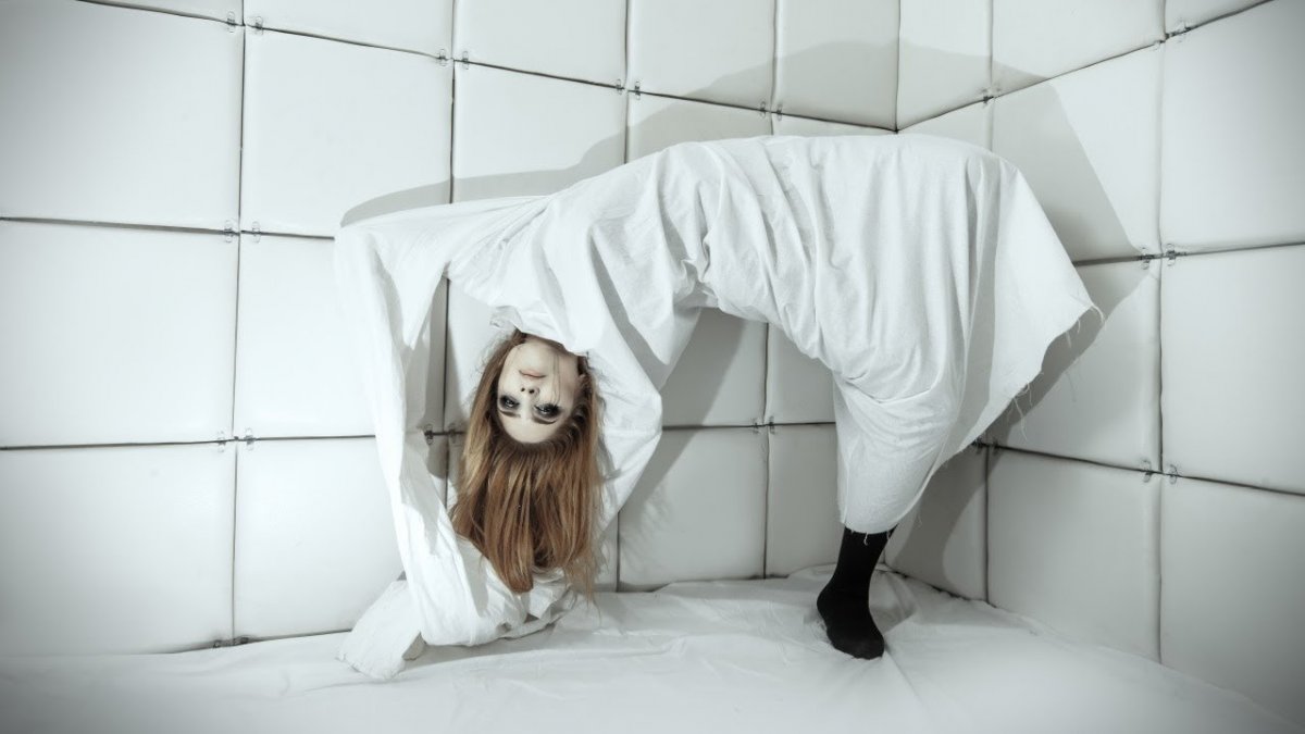 Сумасшедшая в смирительной рубашке