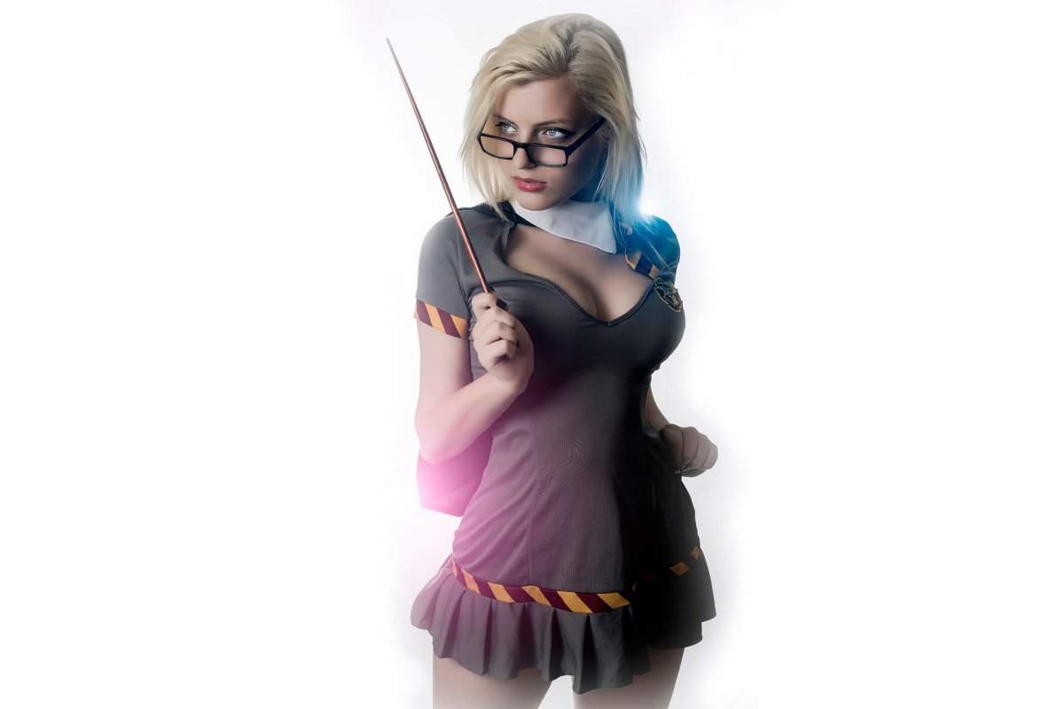 Красивая учительница с указкой