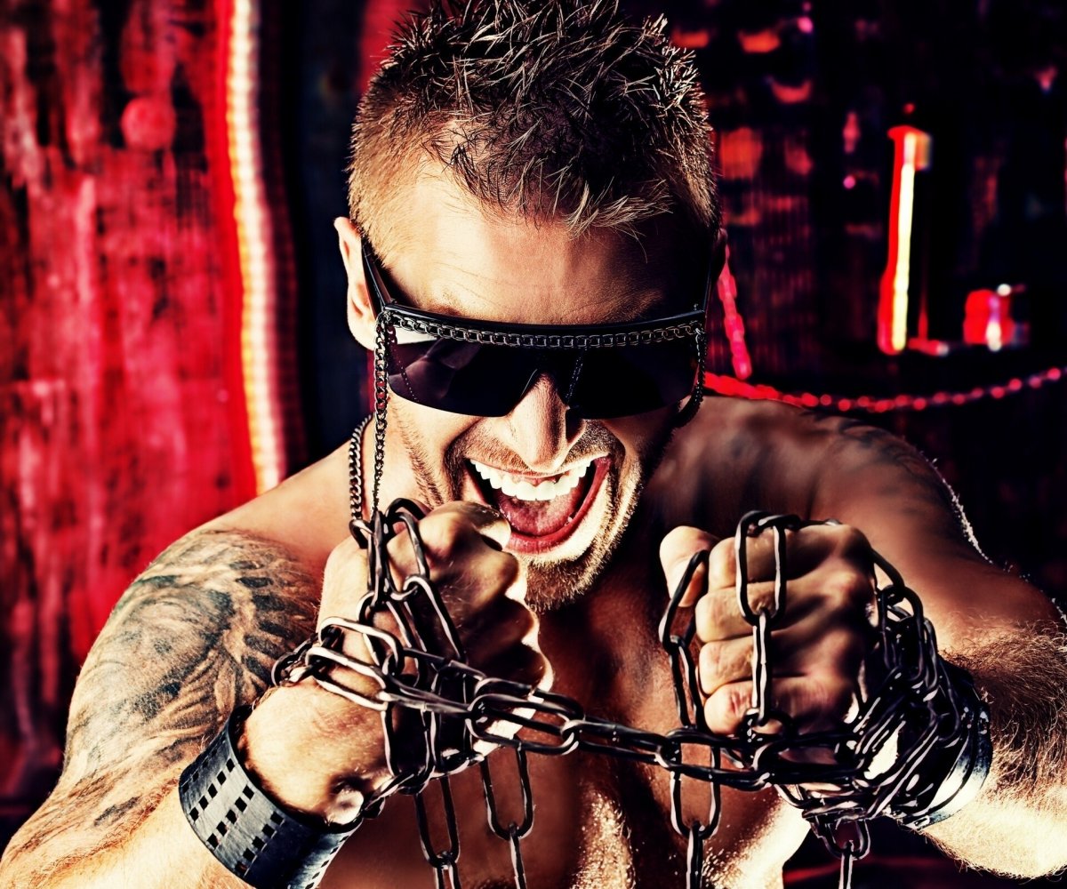 Человек в маске и капюшоне