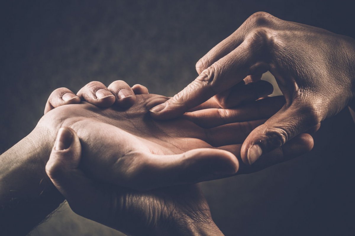 Тень руки девушки