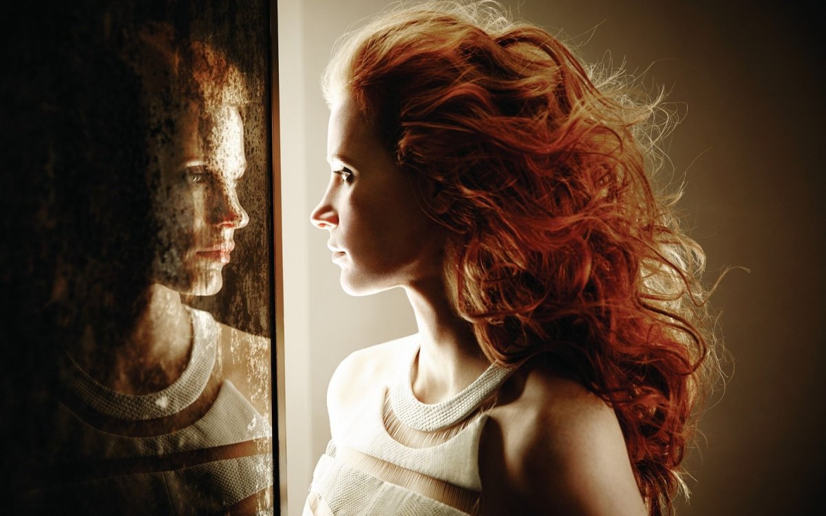 Кудрявые волосы в профиль