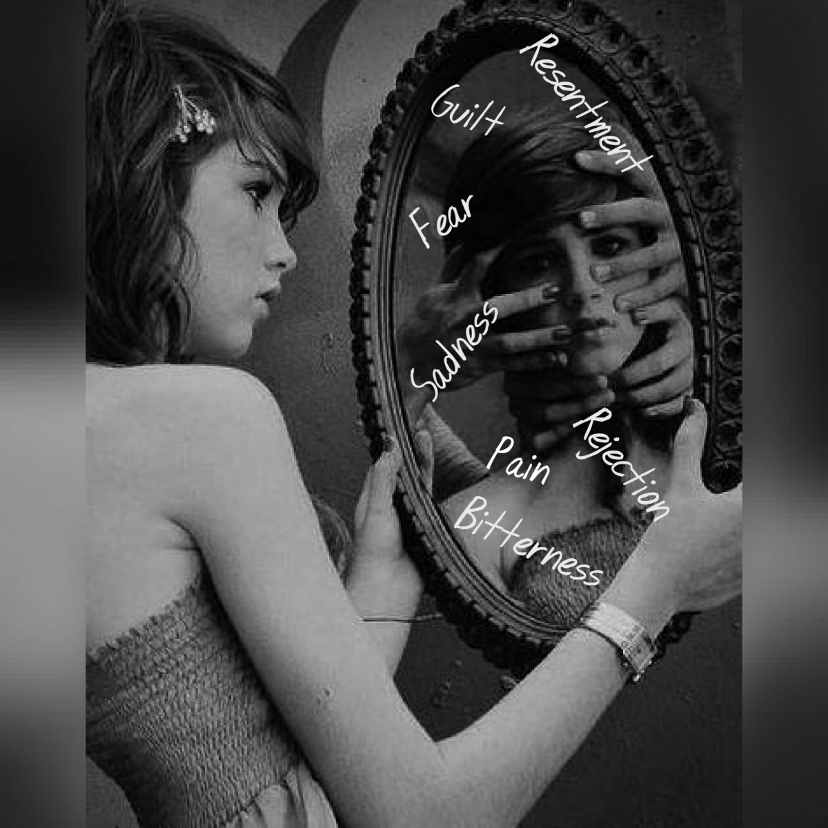 Отражение девушки в зеркале