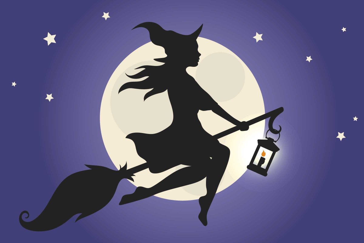 Силуэт ведьмы на метле на фоне Луны