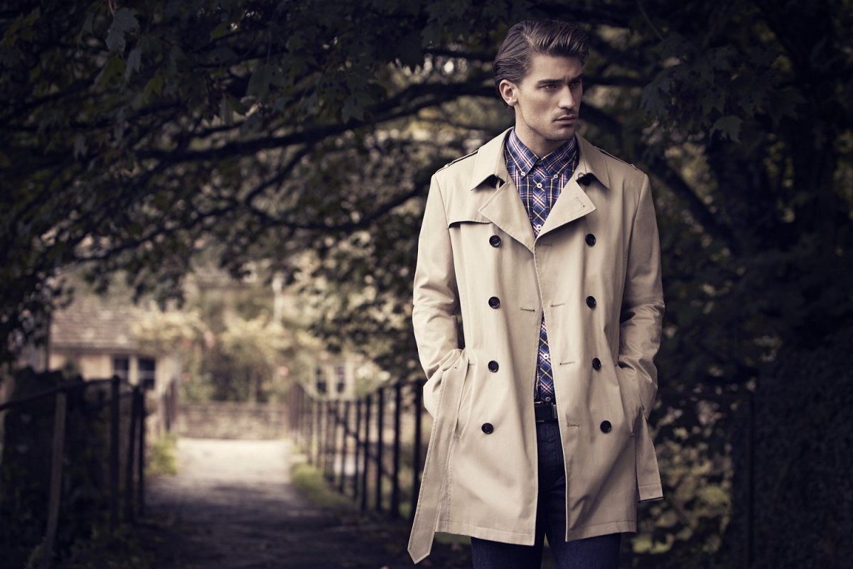 Парень в черном плаще