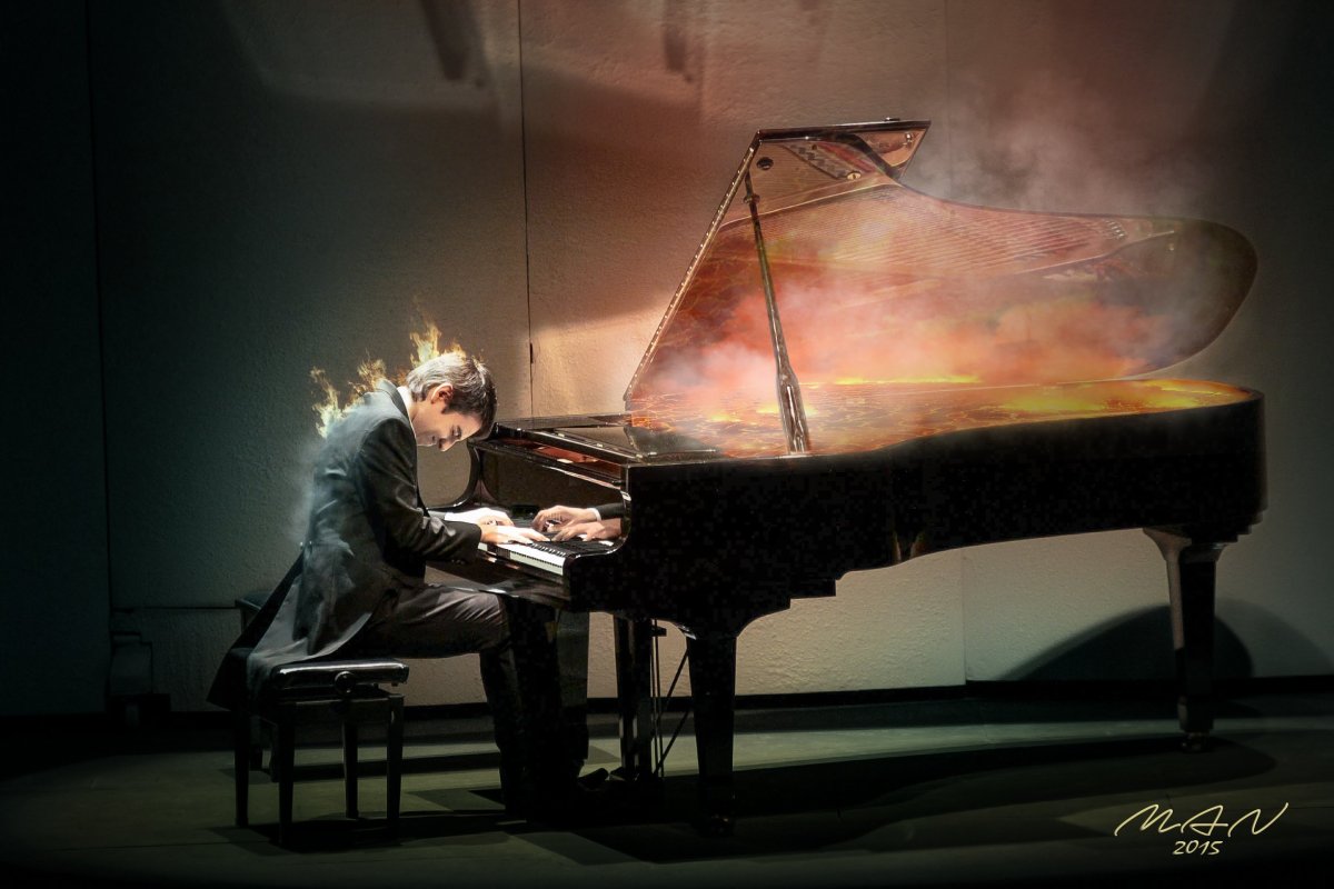 Пианист за роялем