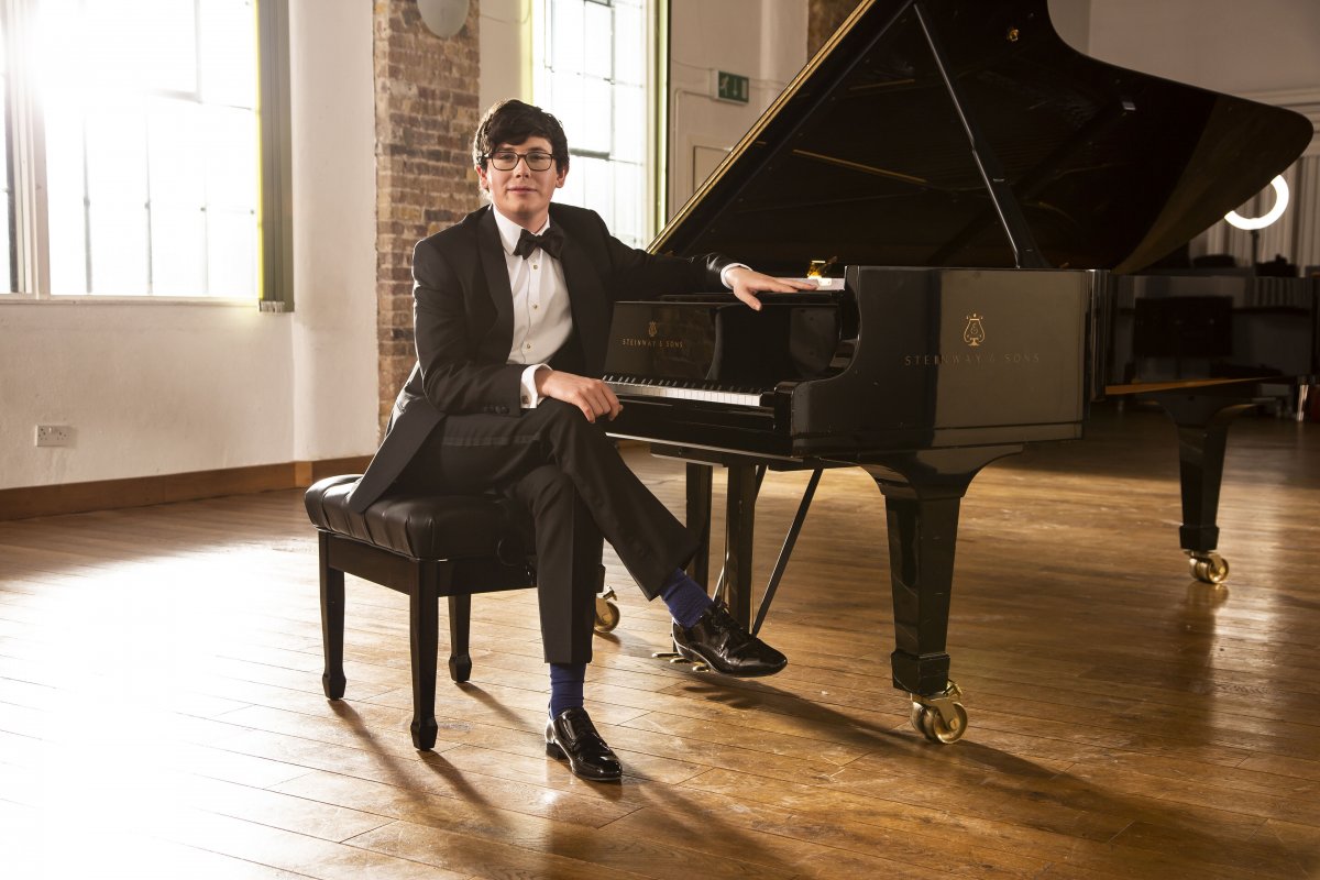 Пианист Эшли Уосс