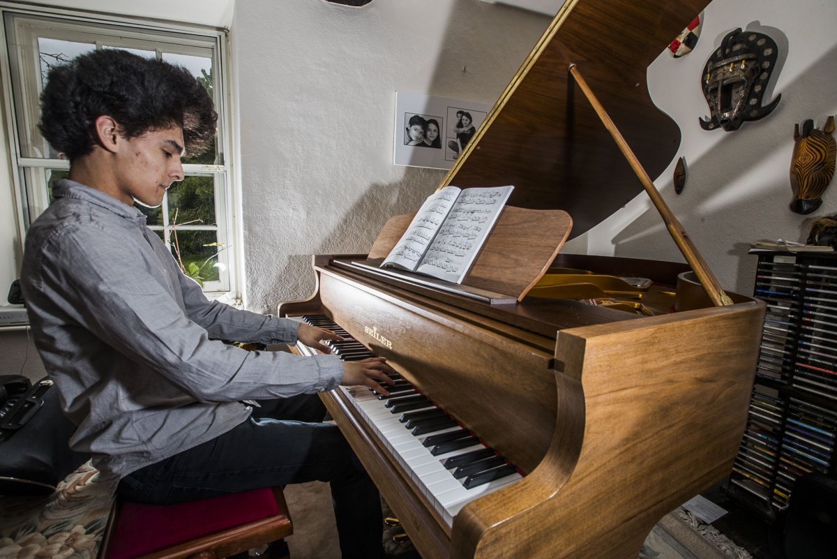 Джилли Гонсалес пианист