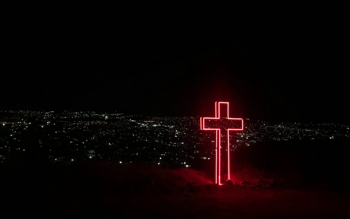 Крест на черном фоне