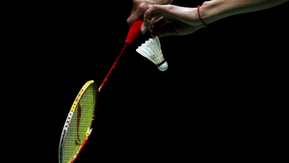 Подача в бадминтоне