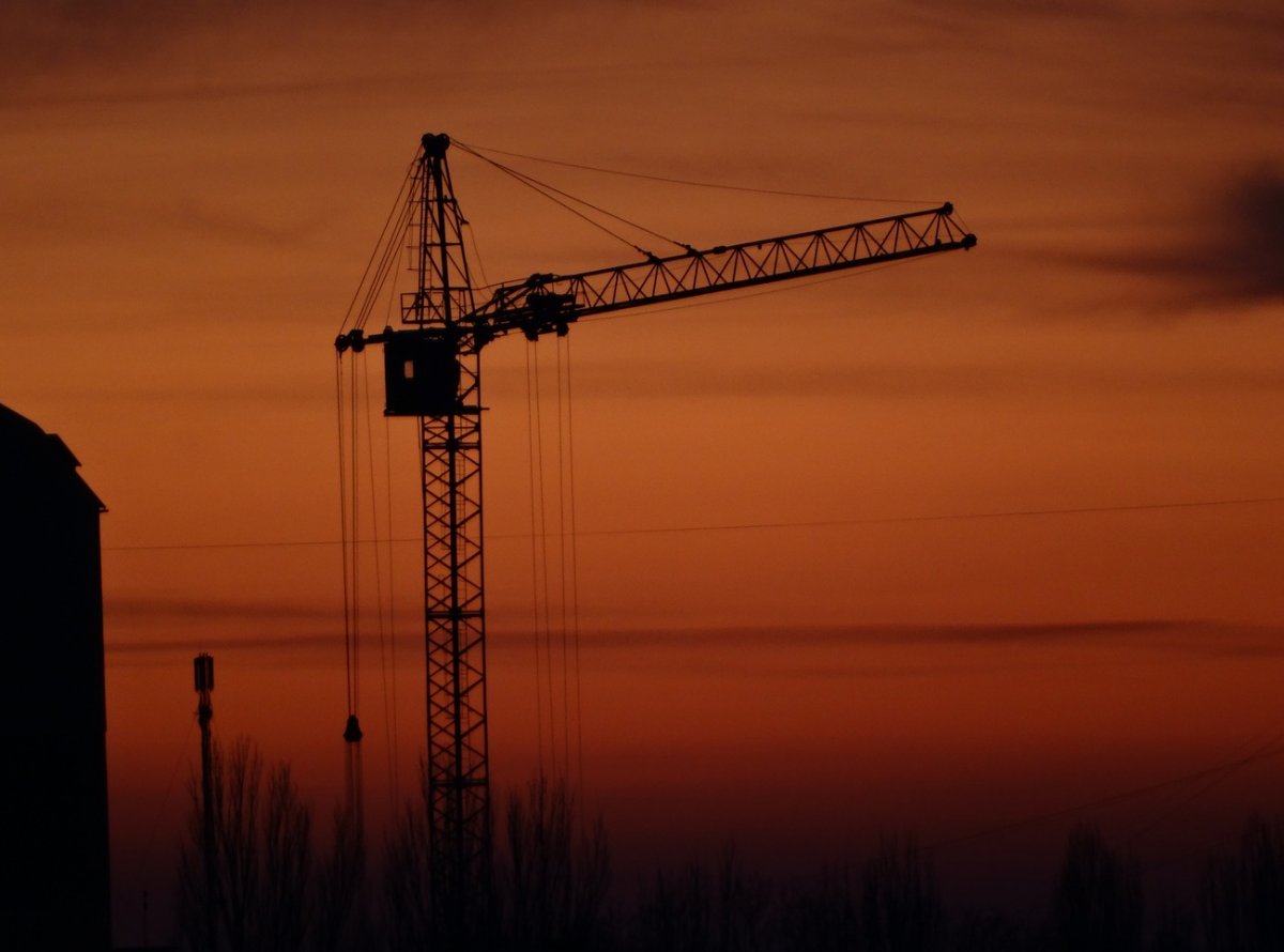 Строительный кран ночью