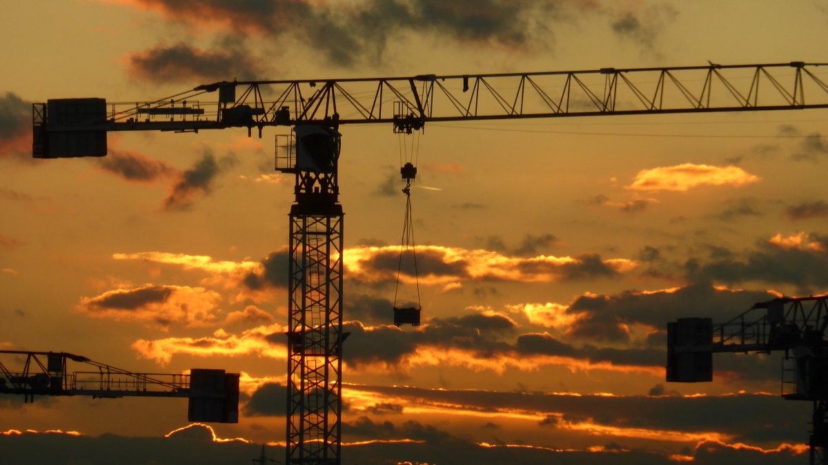 Кран на стройке