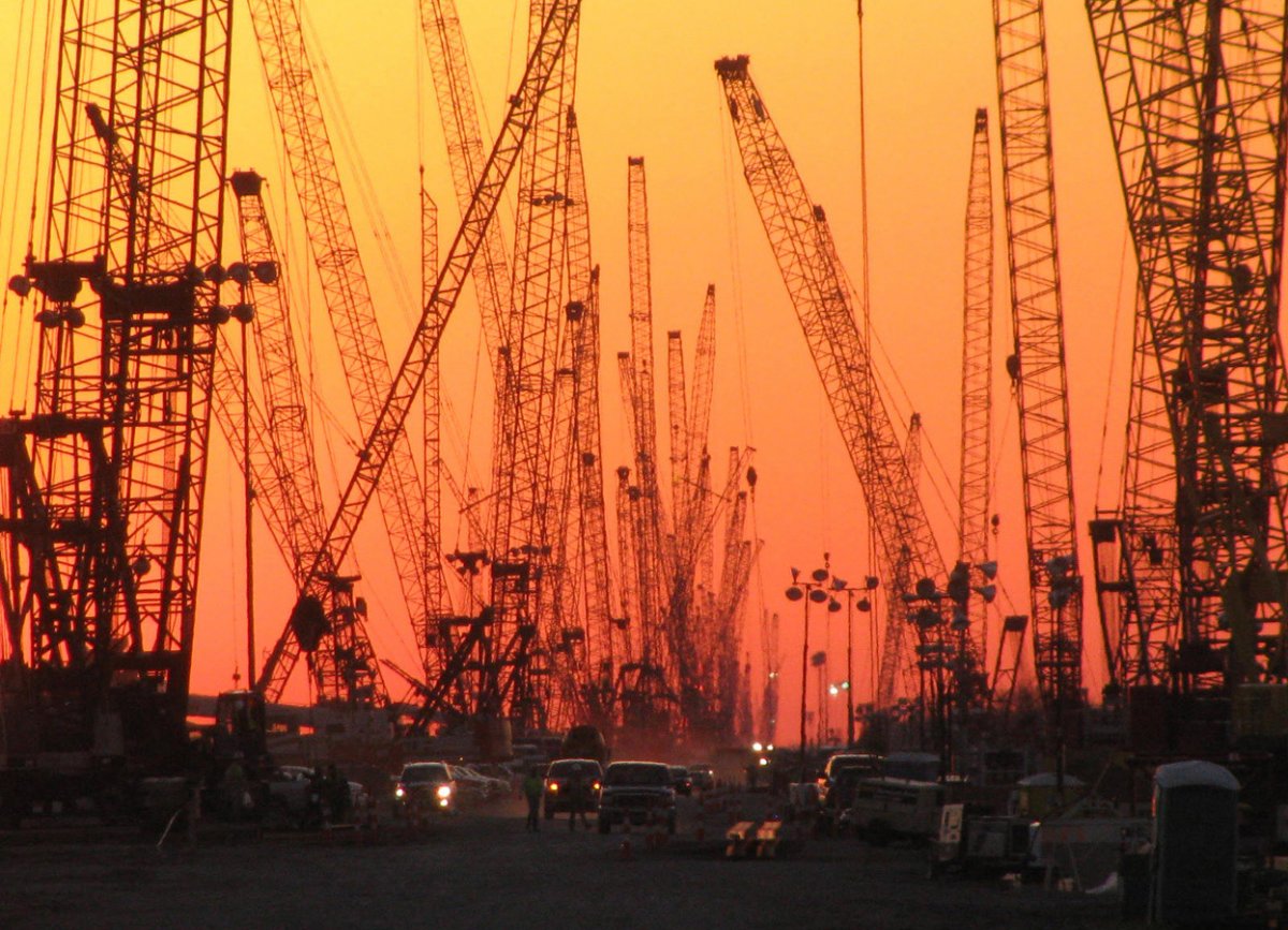 Много башенных кранов