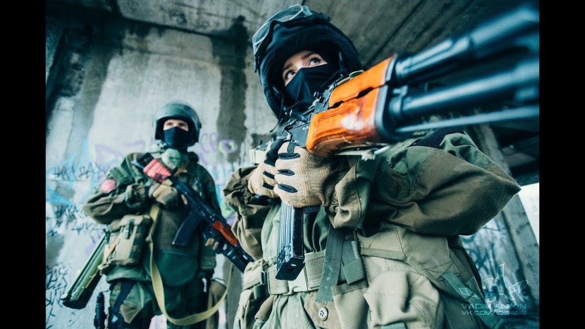 Елена Делигиоз в маске