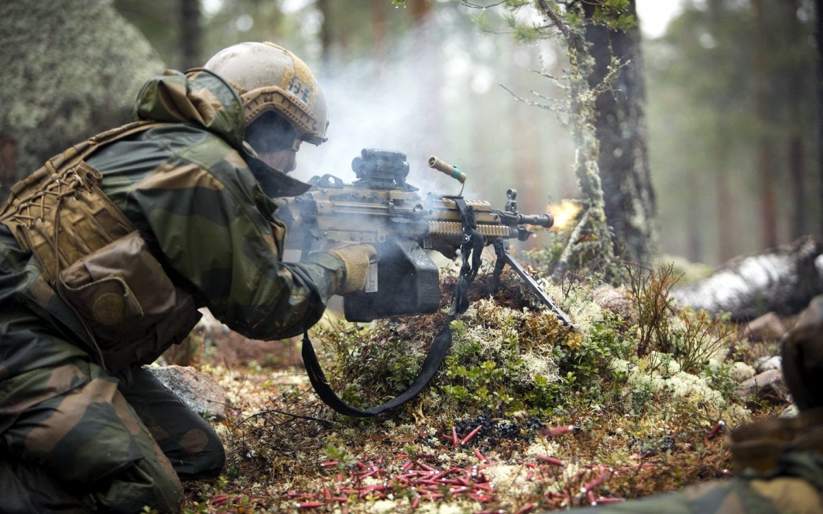 Спецназ с пулеметом арт