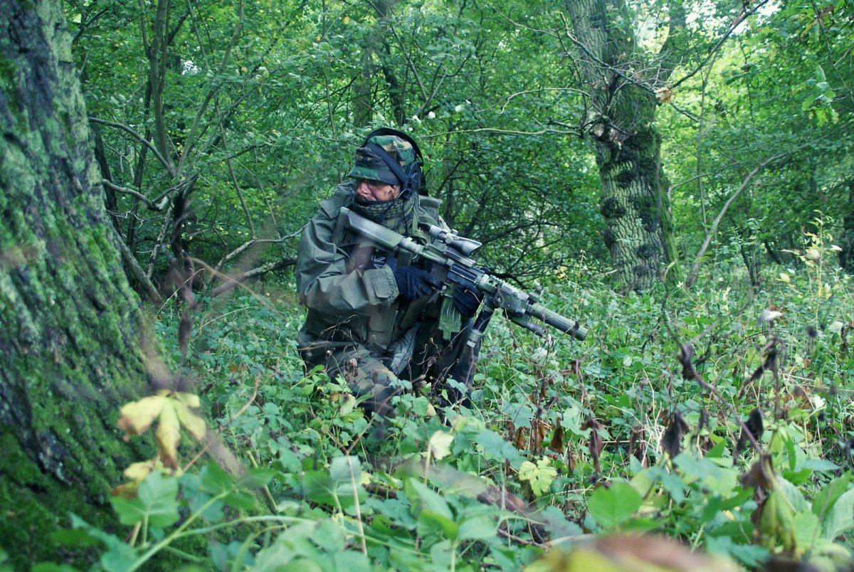 Страйкболист с винтовкой